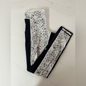 Lululemon leggings Size 4 with pockets and geometric design